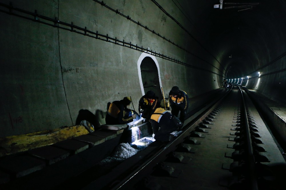 凯里铁路运营隧道病害现状